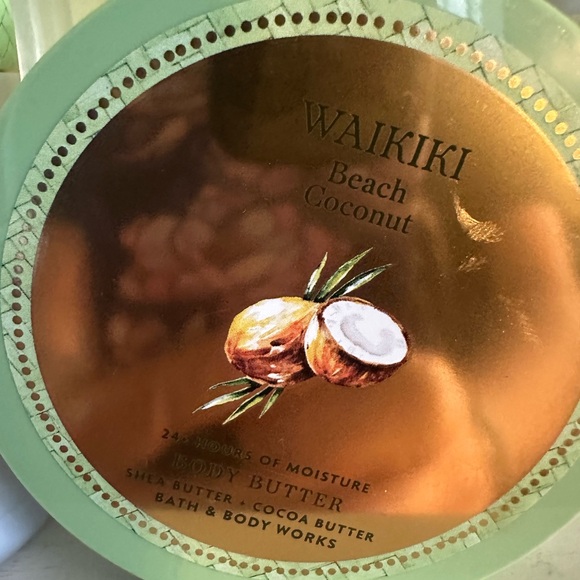 Bath & Body Works Waikiki Beach Coconut Suncare Set - Green and Gold - Picture 5 of 6